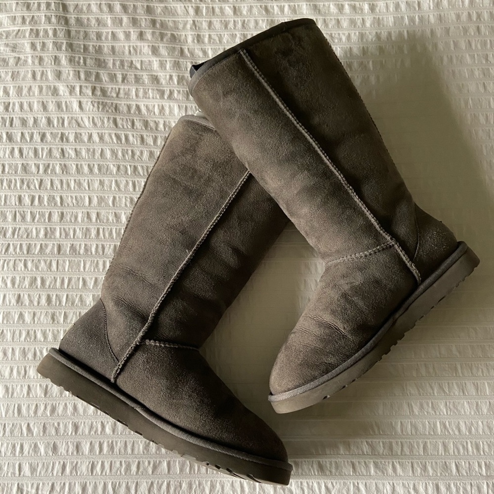 Like new UGG classic tall boots grey size 8